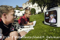 Junge Menschen schalten statt der herkömmlichen "Glotze" immer öfter den PC ein, um fernzusehen